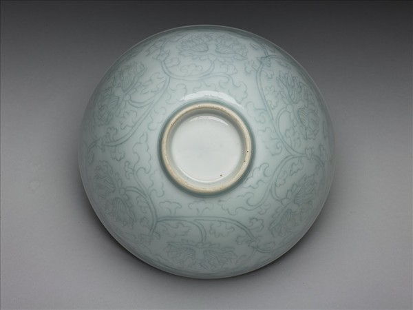 淺青釉劃花纏枝花卉紋蓮子碗