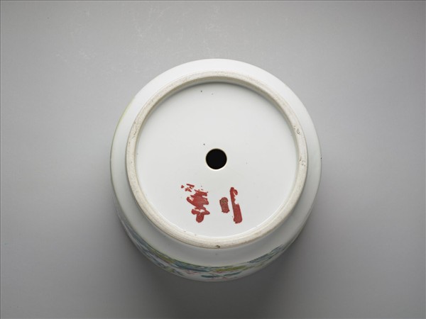 粉彩花蝶紋花盆