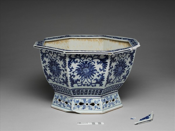 青花番蓮紋花盆