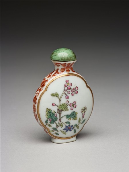 粉彩花卉紋鼻煙壺