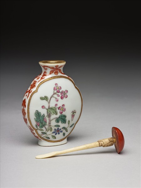 粉彩花卉紋鼻煙壺