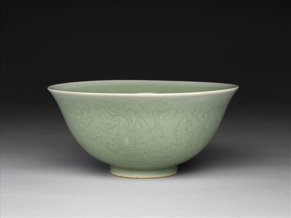 青瓷暗花番蓮紋碗