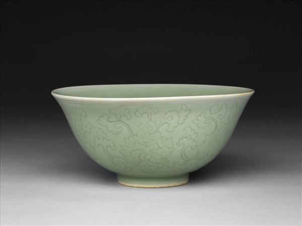 青瓷暗花番蓮紋碗