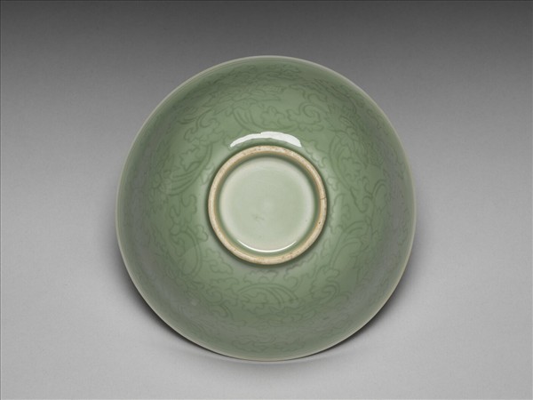 青瓷暗花番蓮紋碗