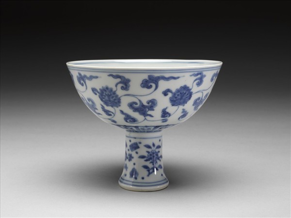 青花番蓮紋高足碗