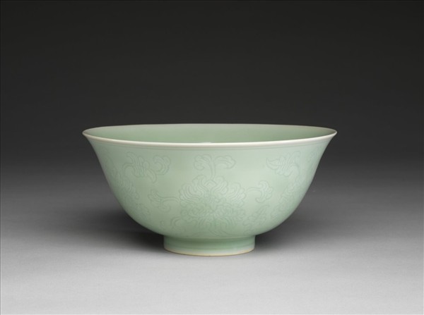 青瓷暗花牡丹紋碗