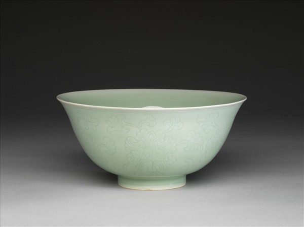 青瓷暗花牡丹紋碗