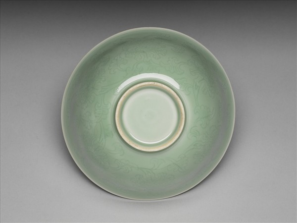 青瓷暗花牡丹紋碗