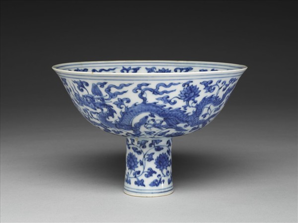 青花纏枝花卉龍紋高足碗