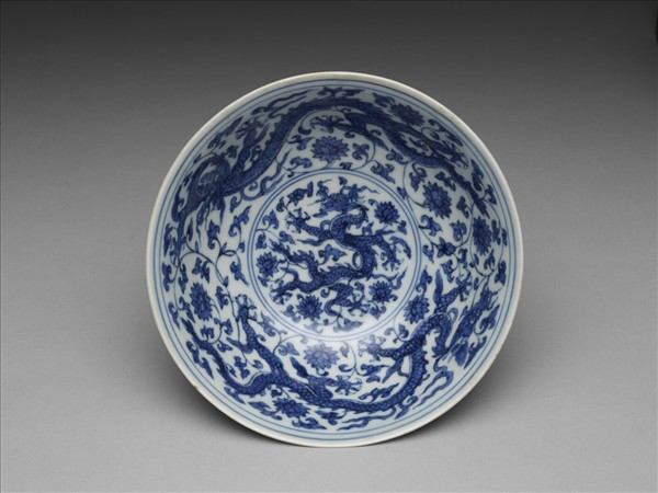 青花纏枝花卉龍紋高足碗