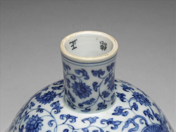 青花纏枝花卉龍紋高足碗