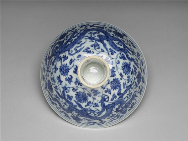 青花纏枝花卉龍紋高足碗