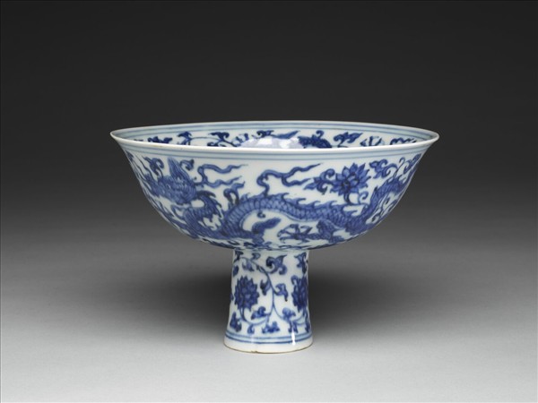 青花纏枝花卉龍紋高足碗