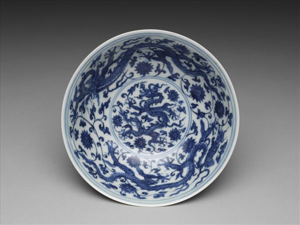 青花纏枝花卉龍紋高足碗