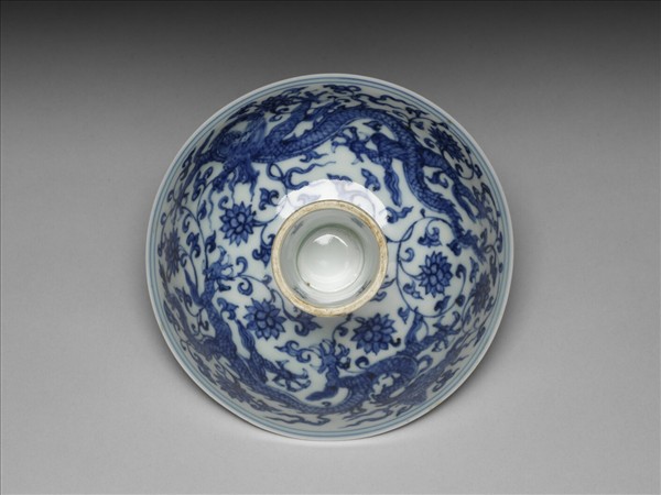 青花纏枝花卉龍紋高足碗