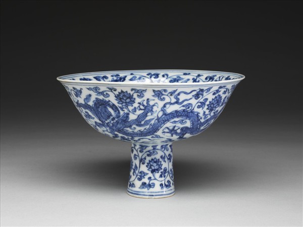 青花纏枝花卉龍紋高足碗