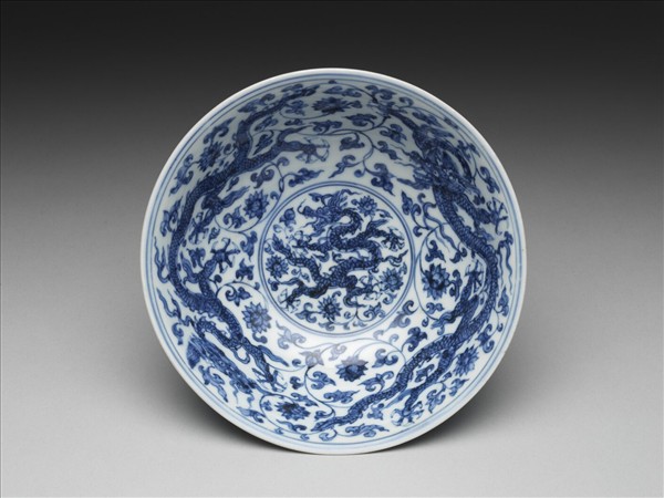 青花纏枝花卉龍紋高足碗