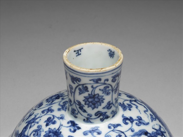 青花纏枝花卉龍紋高足碗