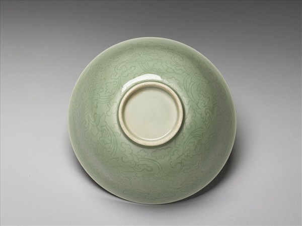 青瓷暗花番蓮紋碗