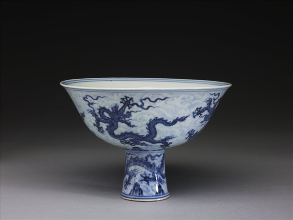 青花波濤龍紋高足碗