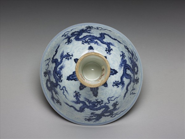 青花波濤龍紋高足碗