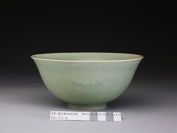 青瓷暗花牡丹紋碗