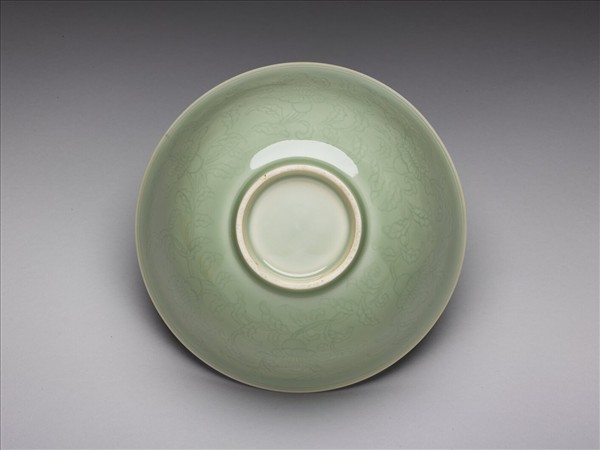 青瓷暗花牡丹紋碗