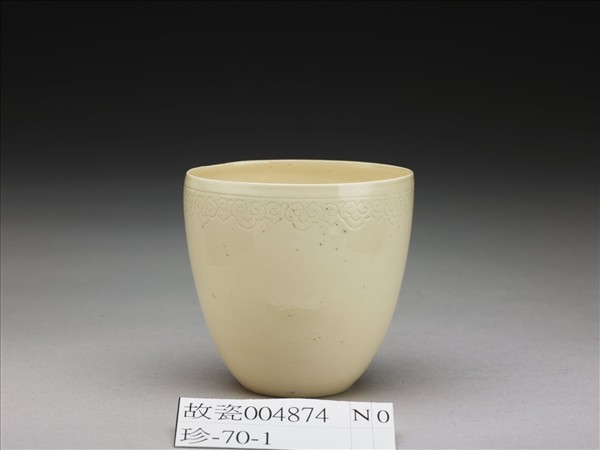 白瓷暗花如意雲紋杯