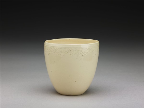 白瓷暗花如意雲紋杯