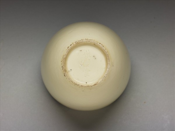 白瓷暗花如意雲紋杯