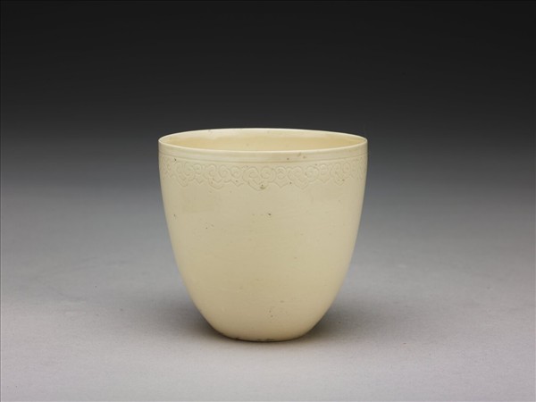 白瓷暗花如意雲紋杯