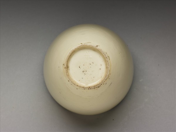 白瓷暗花如意雲紋杯