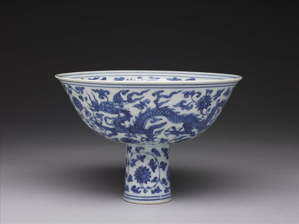 青花纏枝花卉龍紋高足碗