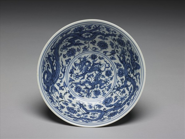 青花纏枝花卉龍紋高足碗