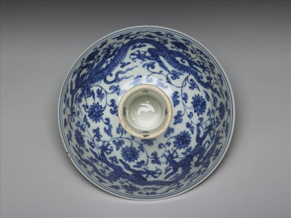 青花纏枝花卉龍紋高足碗