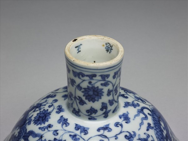 青花纏枝花卉龍紋高足碗