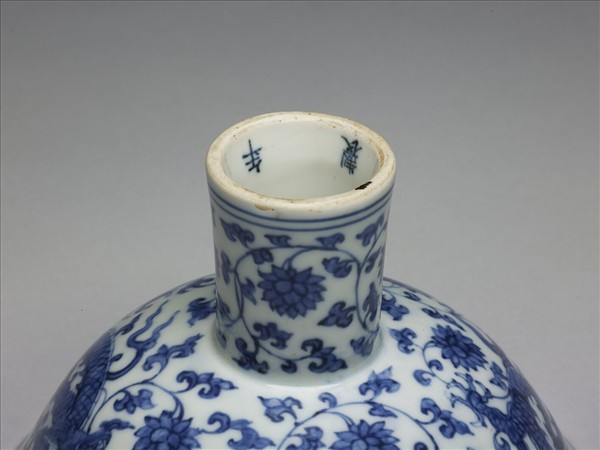 青花纏枝花卉龍紋高足碗