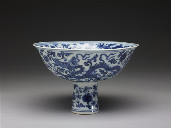 青花纏枝花卉龍紋高足碗