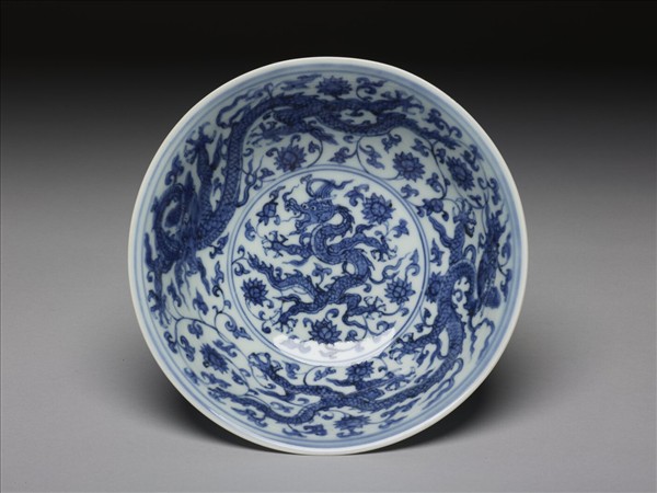 青花纏枝花卉龍紋高足碗