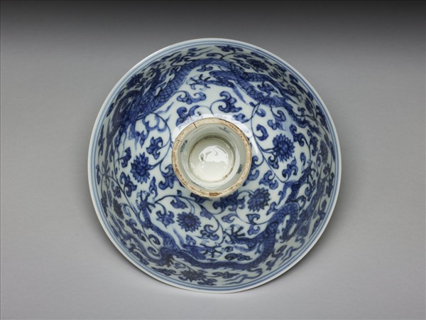 青花纏枝花卉龍紋高足碗