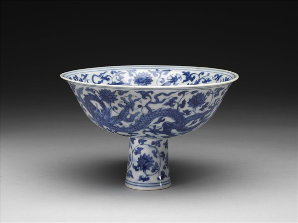 青花纏枝花卉龍紋高足碗