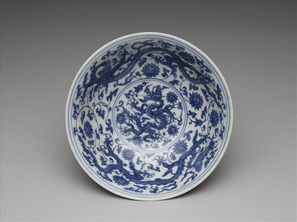 青花纏枝花卉龍紋高足碗