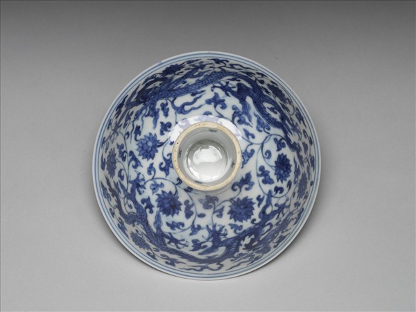 青花纏枝花卉龍紋高足碗