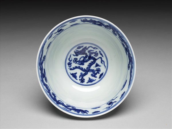 青花團龍鳳紋碗