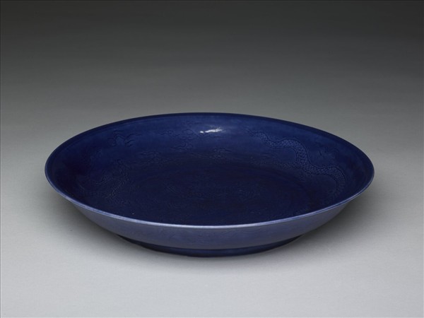 霽青釉暗龍紋盤