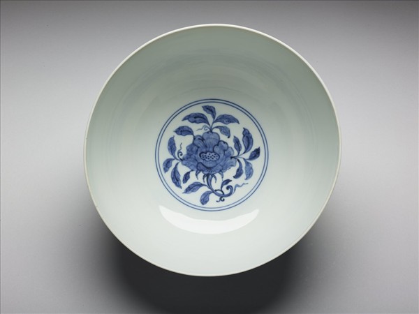青花纏枝花卉紋碗