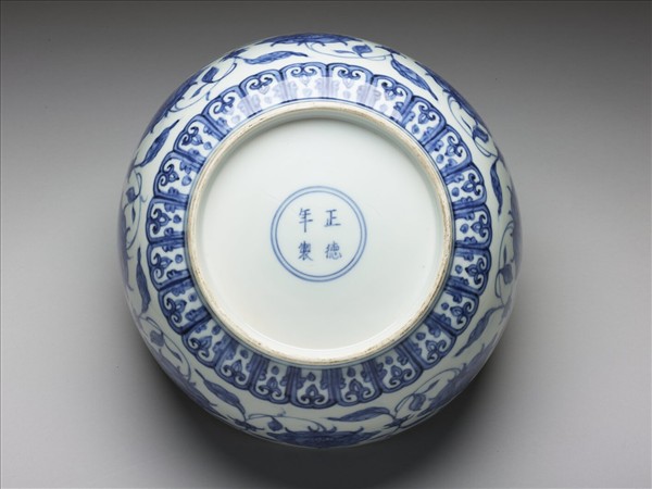 青花纏枝花卉紋碗