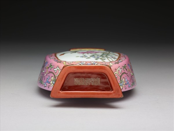 粉彩花卉紋轎瓶