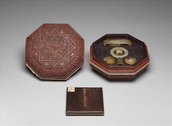 剔紅龍紋八方盒