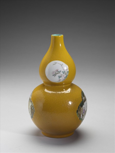 黃釉開光人物葫蘆瓶